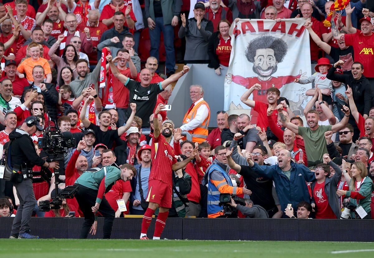  El selfie de Mo Salah con la grada de Anfield en el Liverpool-Tottenham.