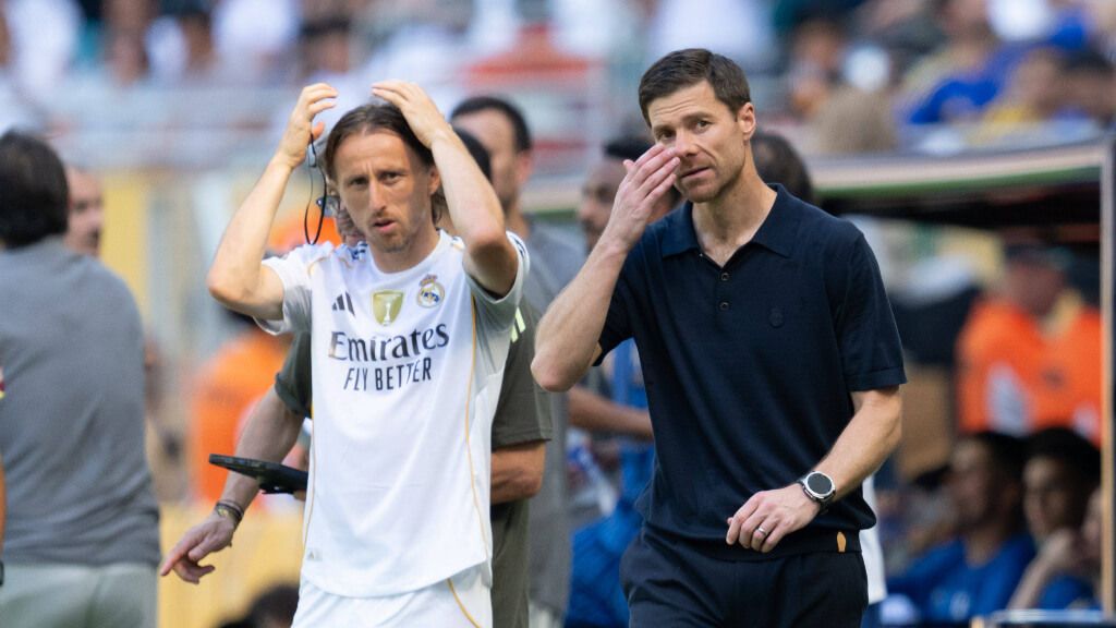  Luka Modric y Xabi Alonso durante un partido (Cordon Press)