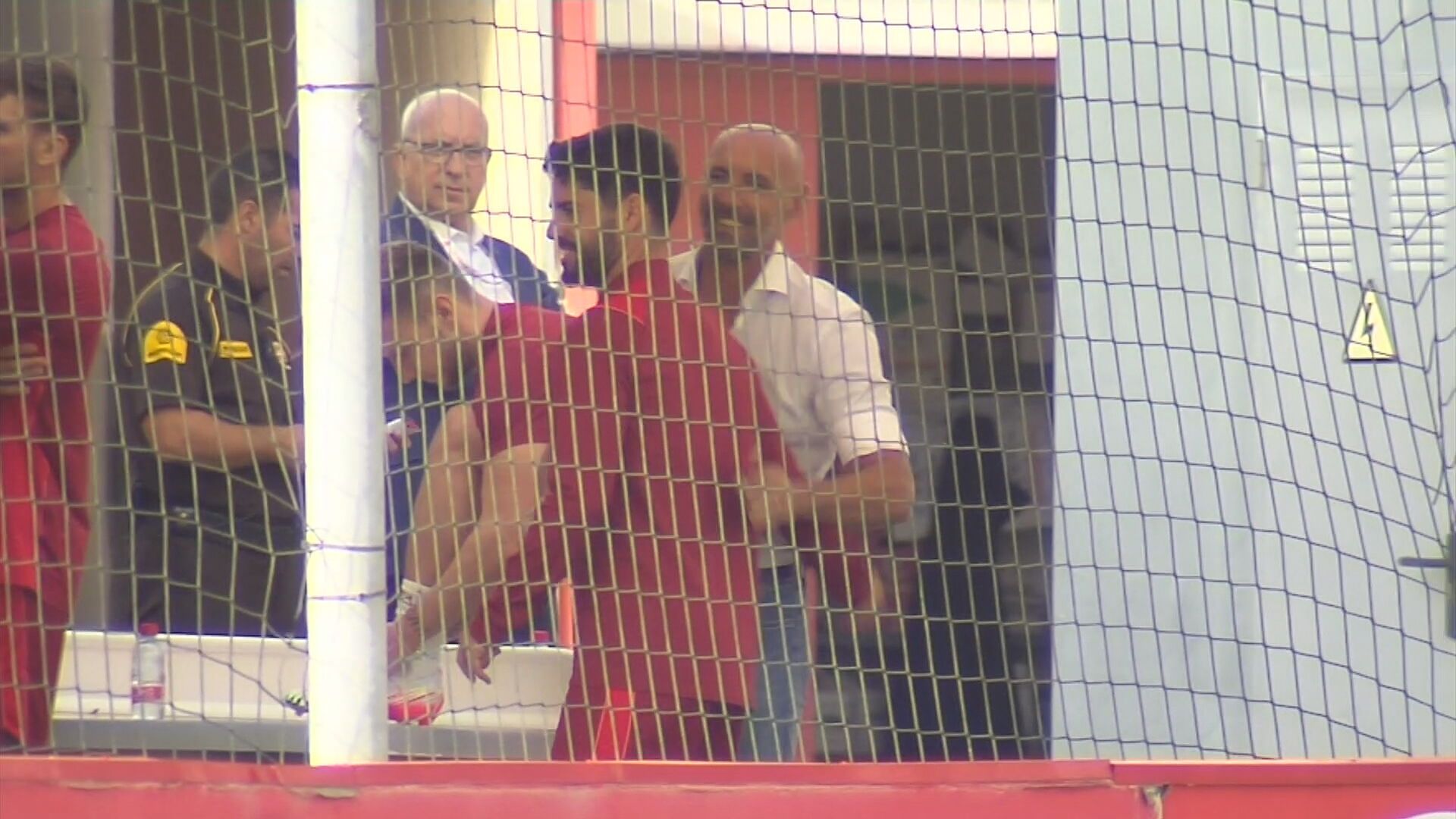  Monchi abraza a Isco en un entrenamiento.