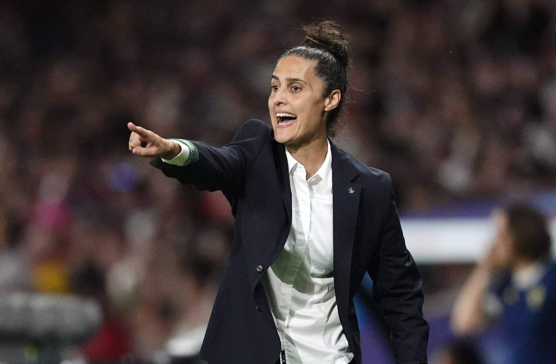 Montse Tomé da indicaciones durante el España-Portugal de la EURO.