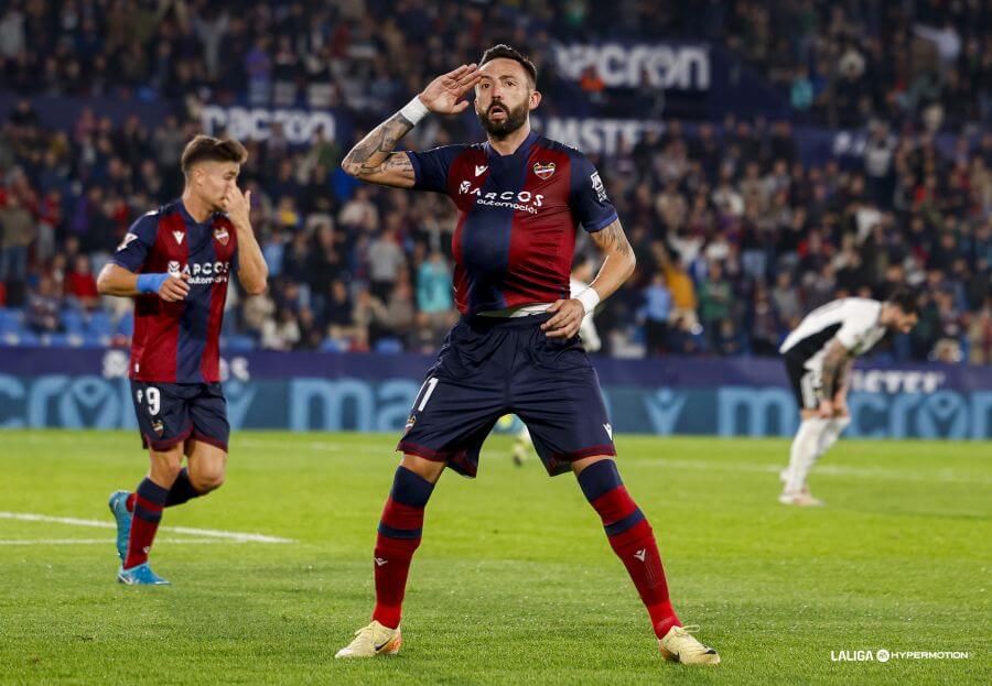  Morales celebra el primer gol del Levante