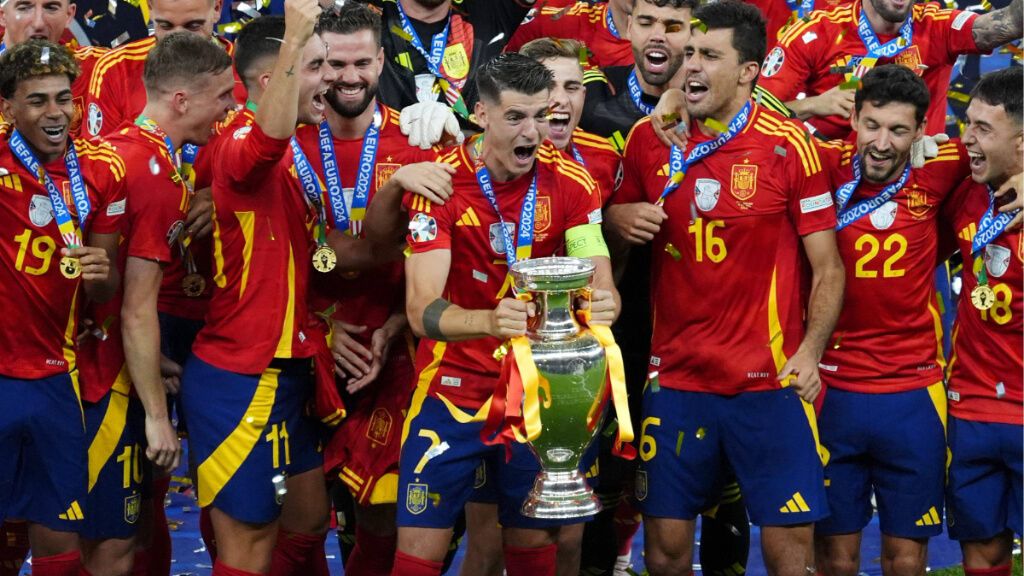 Álvaro Morata levanta la Eurocopa con España (Cordon Press)