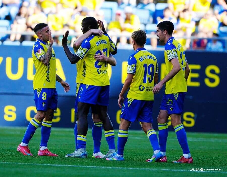 Moussa Diakité celebra su gol con sus compañeros.
