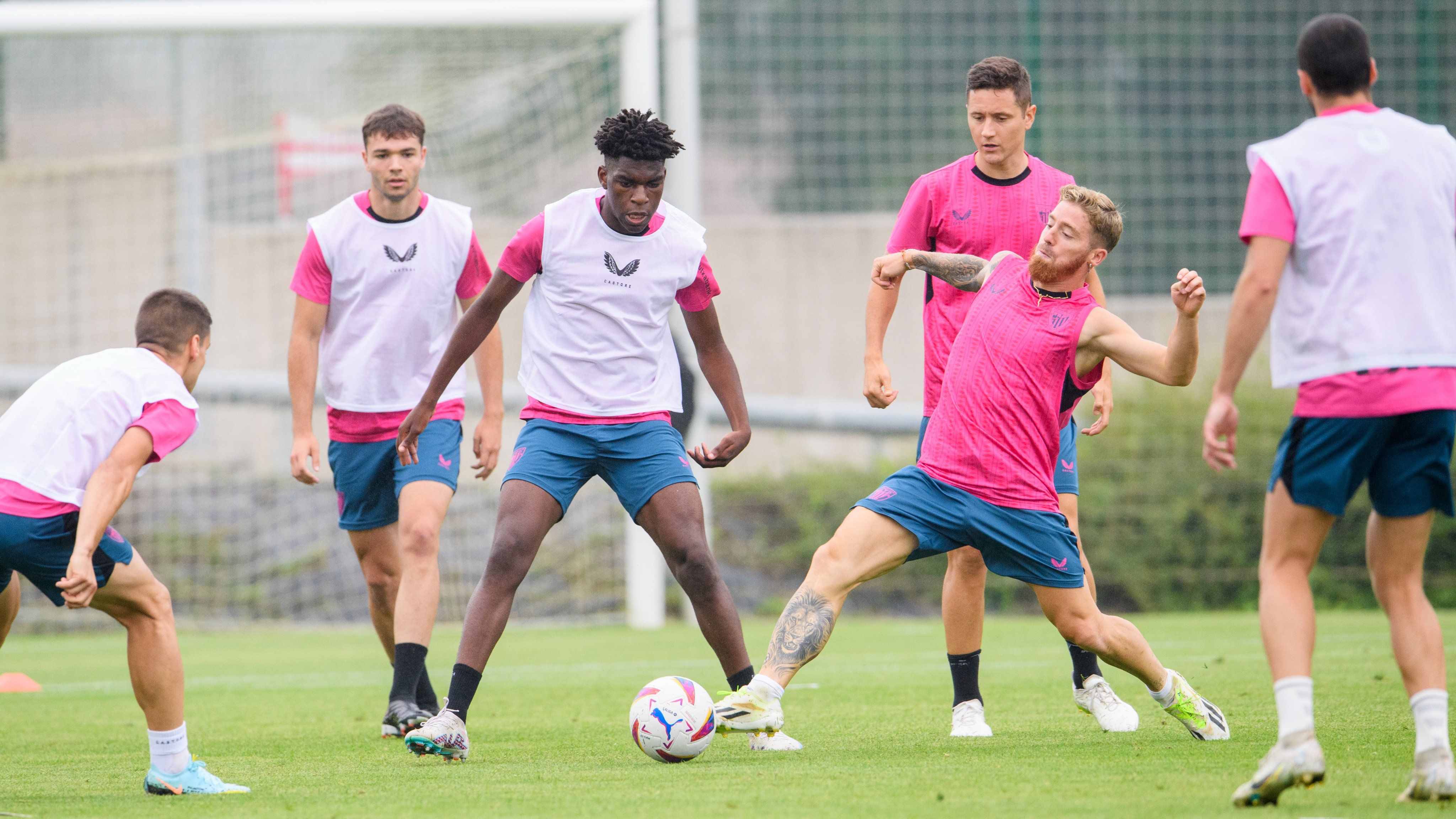 El capitán Iker Muniain entra al cachorro Junior Bita en Lezama.