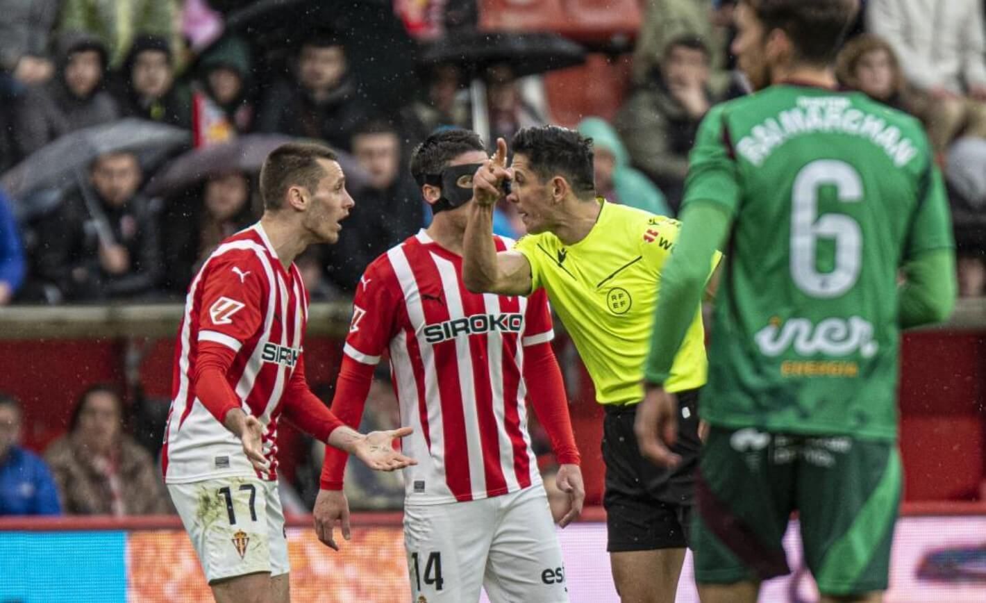  Jonathan Dubasin protesta a Muresan Muresan en el Sporting-Albacete.