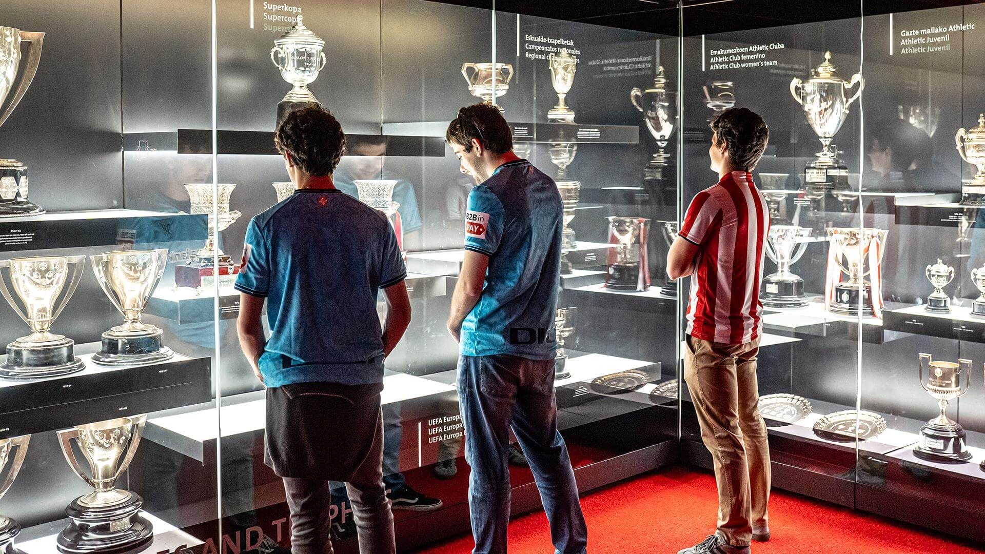  La Sala de trofeos del Museo Athletic instalado en el interior del campo de San Mamés.