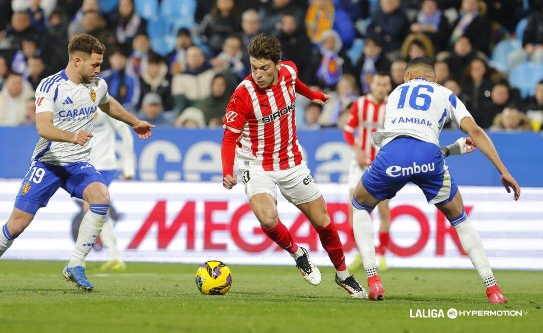 Nacho Méndez conduce la pelota en el Real Zaragoza-Sporting (Foto: LALIGA).