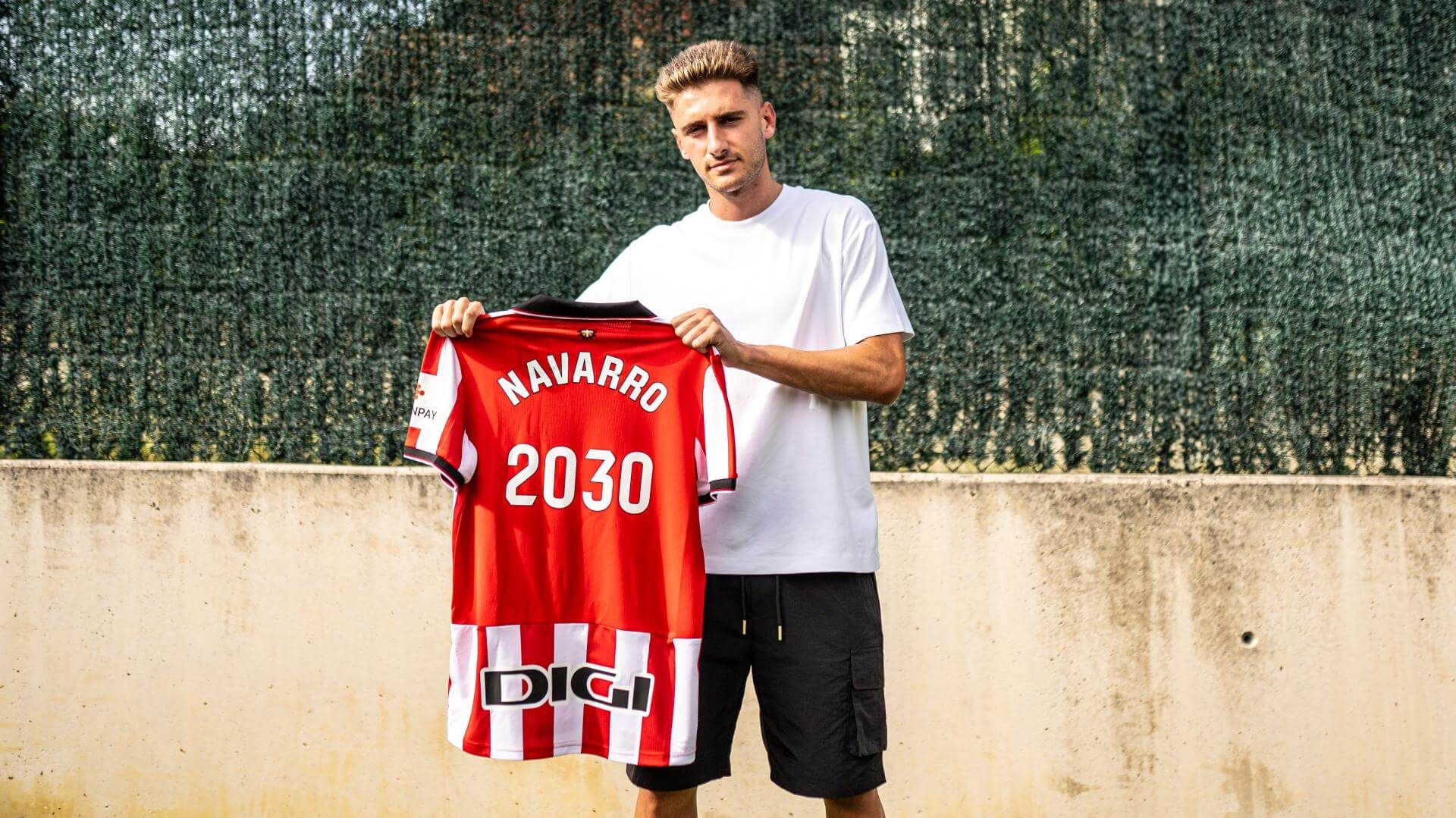 El atacante Robert Navarro ha firmado hasta el 30 de junio del año 2030.