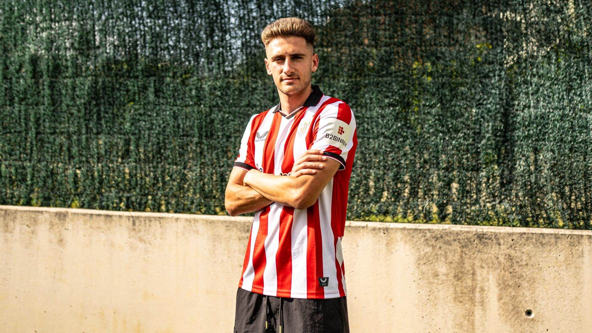  El atacante Robert Navarro ha firmado hasta el 30 de junio del año 2030.