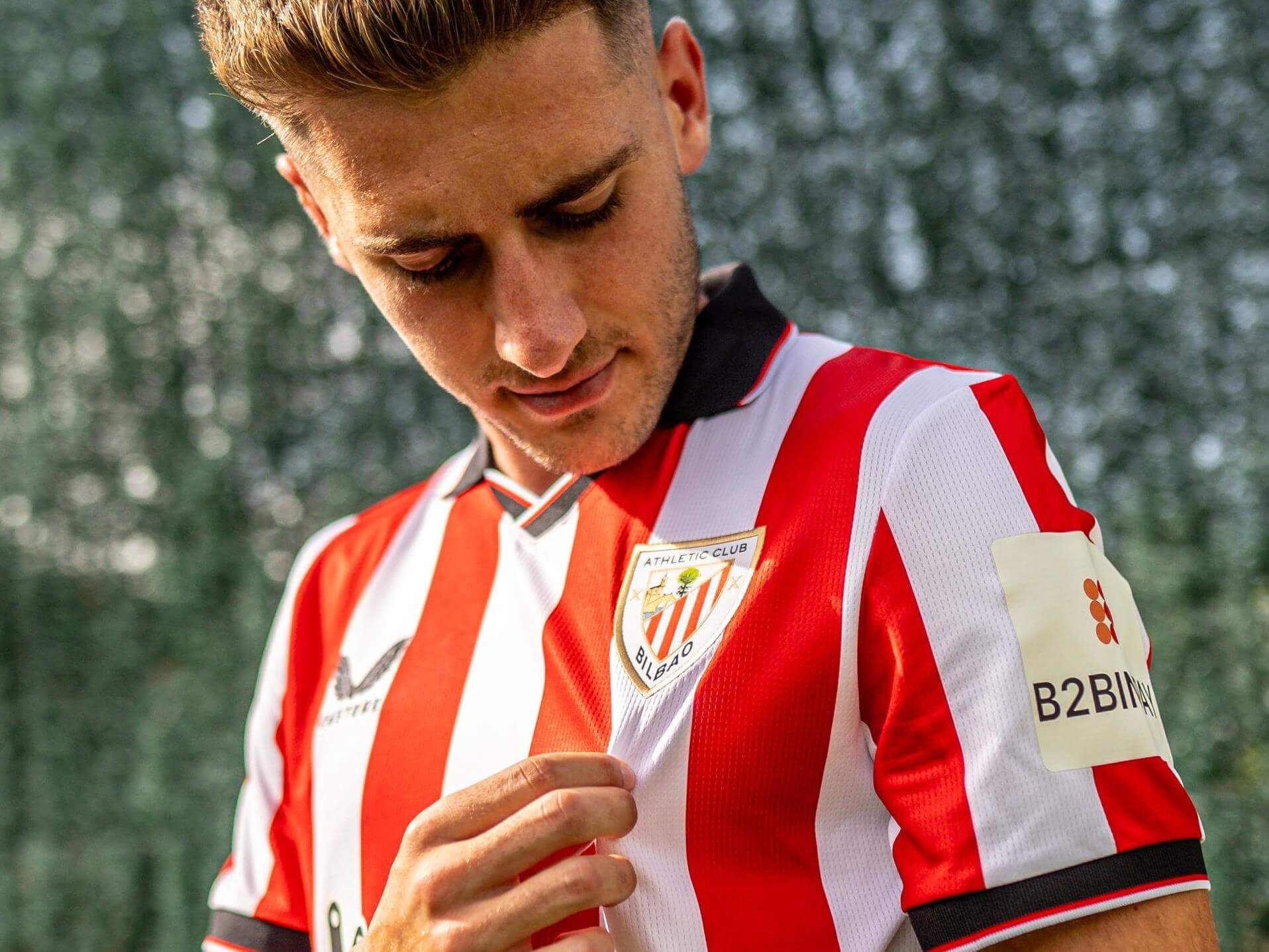 Robert Navarro mira el escudo de su nueva camiseta.