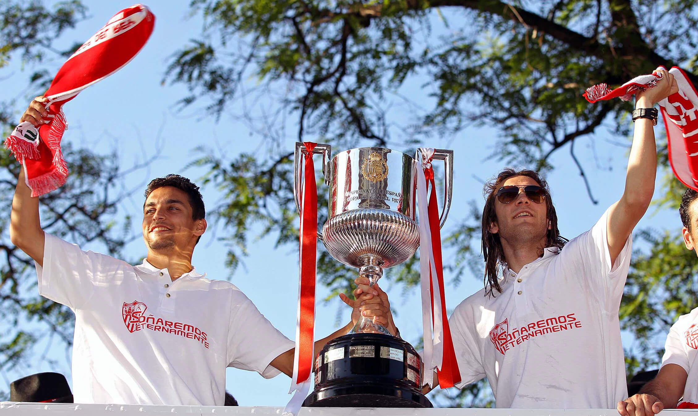 Jesús Navas con el título de la Copa del Rey (Sevilla)