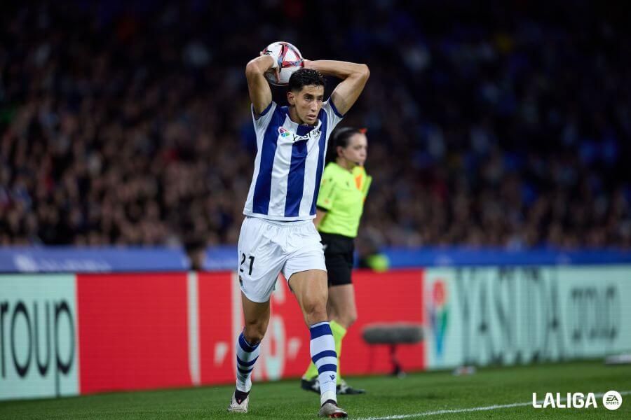 Nayef Aguerd saca un balón de banda en el Real Sociedad-Osasuna.