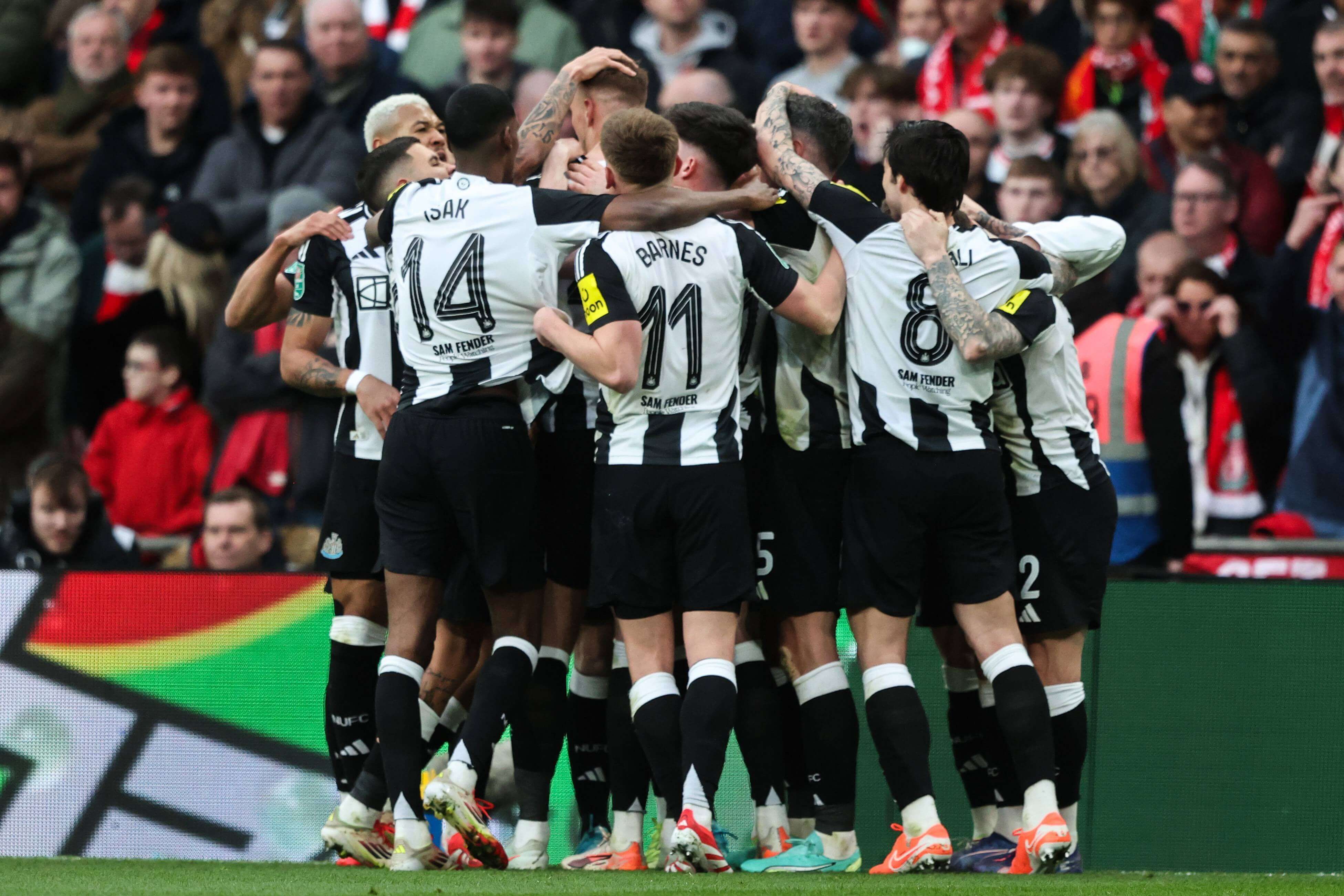 Los jugadores del Newcastle celebran un gol en la final de la EFL Cup.