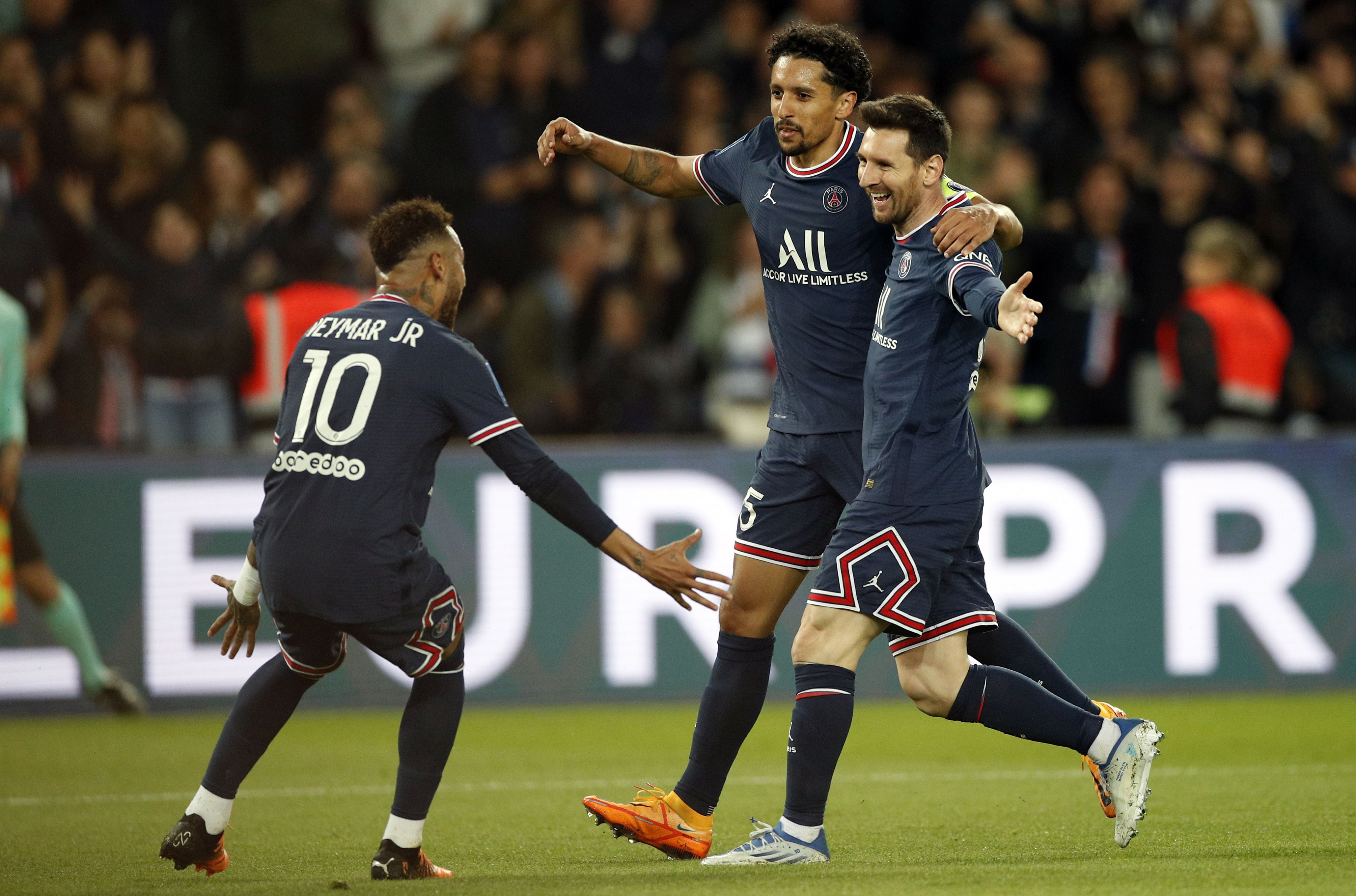  Neymar, Messi y Marquinhos celebran el gol del título.