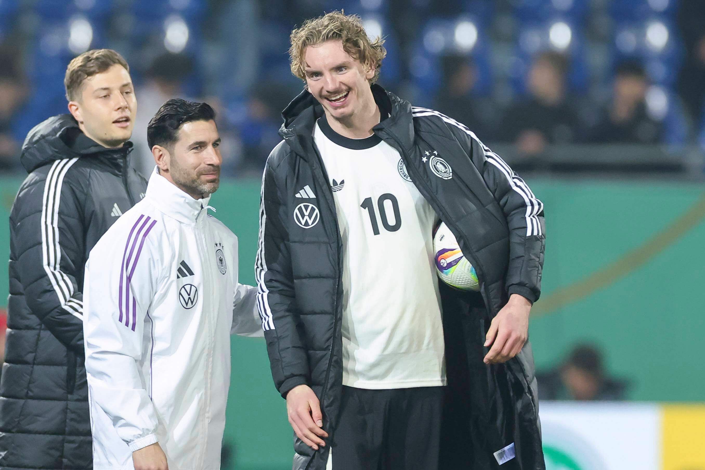  Nick Woltemade se lleva el balón tras su hat-trick a España sub 21.
