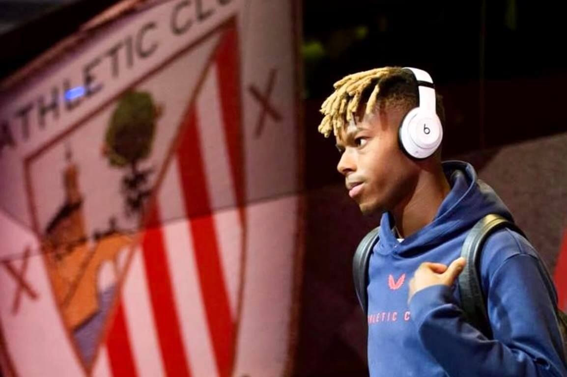  Nico Williams llega en el autobús del equipo de Ernesto Valverde a San Mamés.