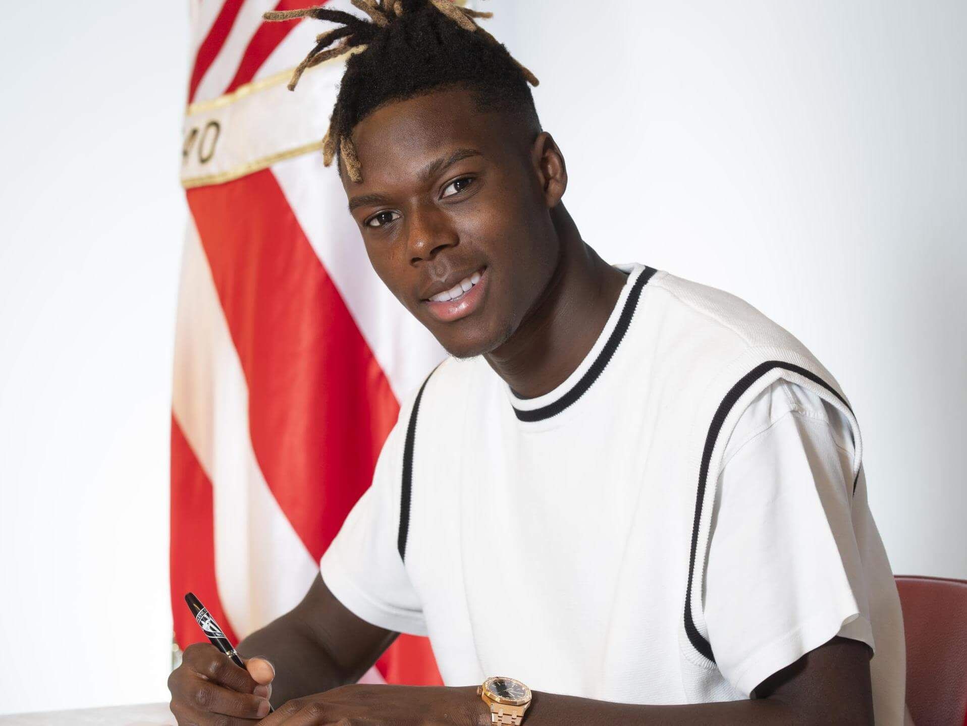 Nico Williams firma su nuevo contrato en San Mamés.