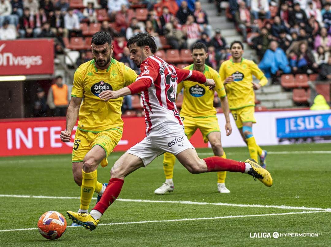  Nico Serrano busca un centro en el Sporting-Deportivo.