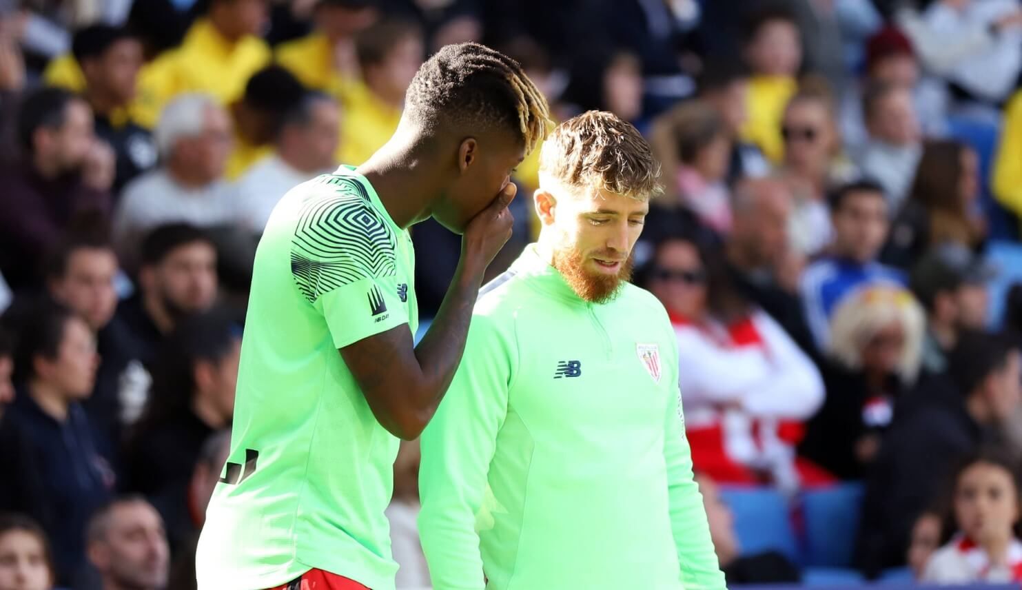 Nico Williams e Iker Muniain calientan antes de un partido del Athletic (Foto: Cordon Press).