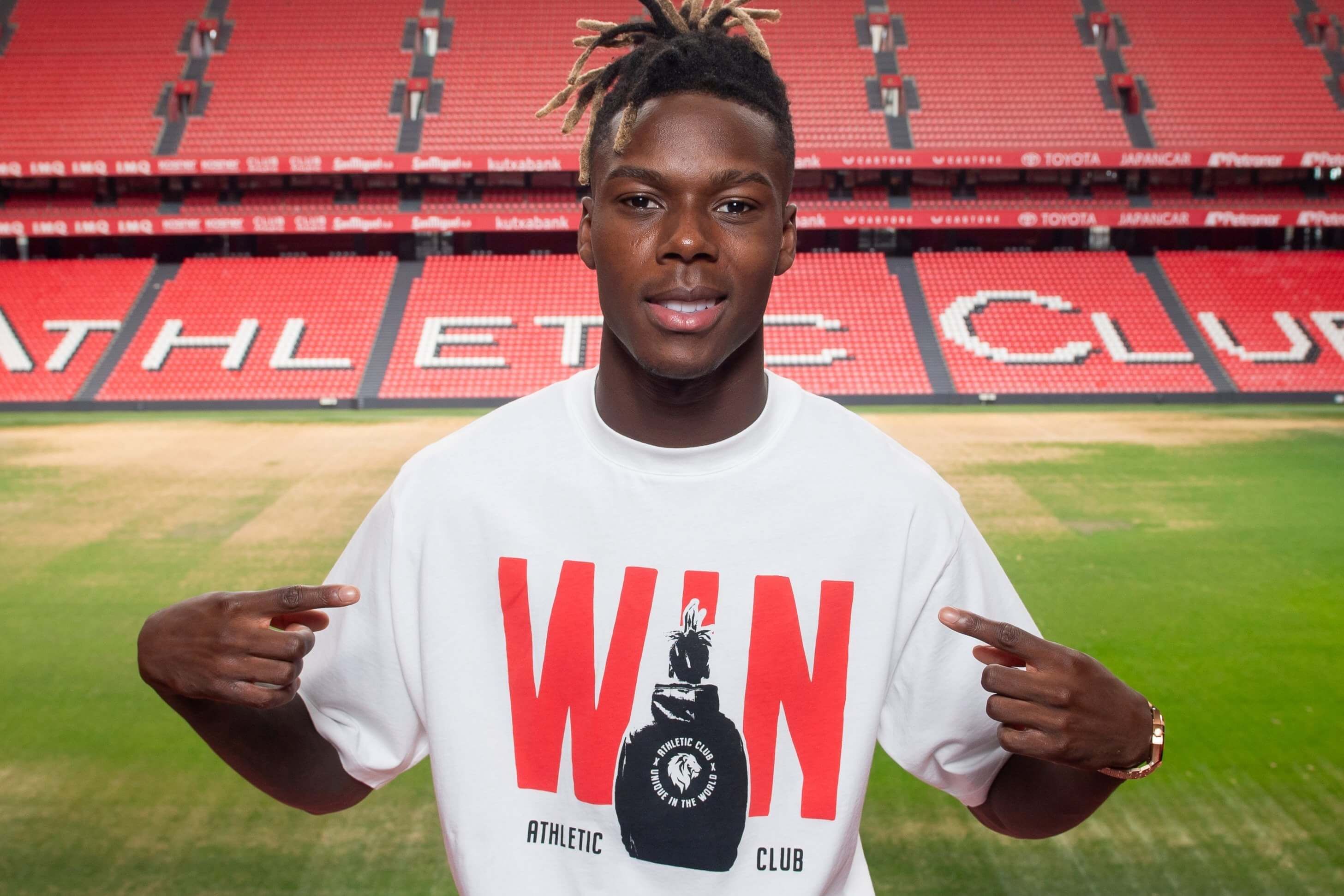  Nico Williams posa en San Mamés con el lema WIN en su camiseta.