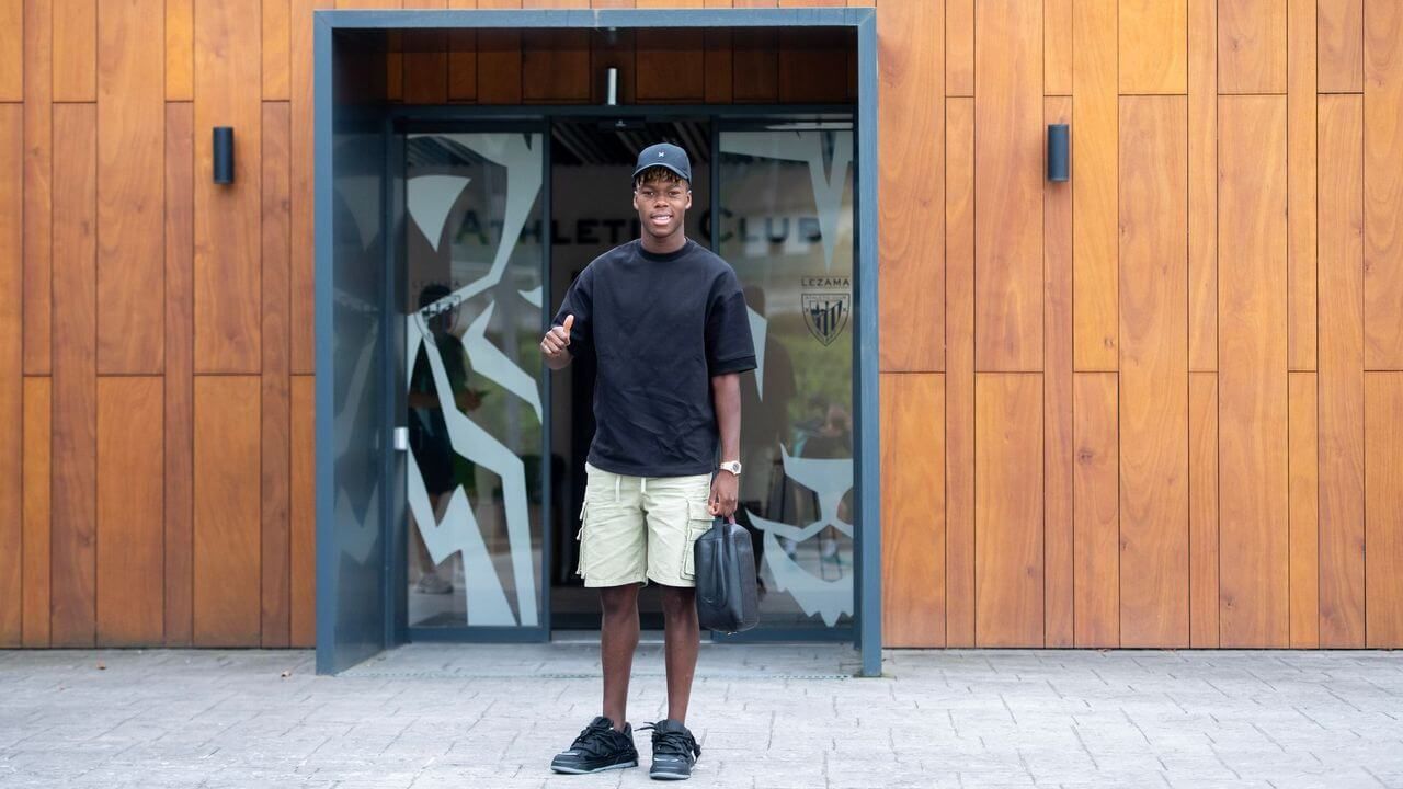 Gesto positivo de Nico Williams al llegar a Lezama a entrenar con sus compañeros de equipo.