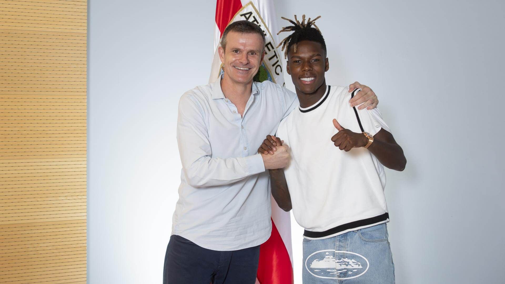 Un Nico Williams renovado hasta junio de 2035 lo festeja con el presidente Jon Uriarte.