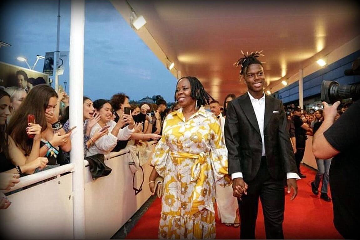 Nico Williams, con su madre María Arthuer en el Festival de Cine de Donostia.