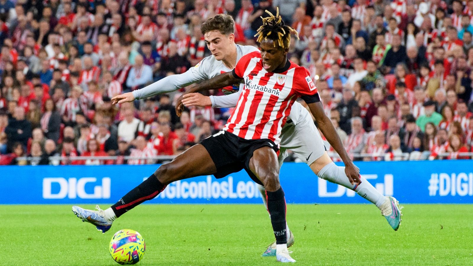  Nico Williams, ante Gavi del Barça en un partido en San Mamés.