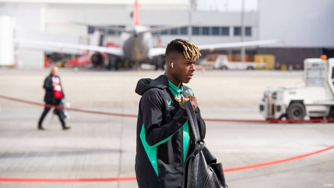 El jugador Nico Williams, en el aeropuerto de Glasgow.