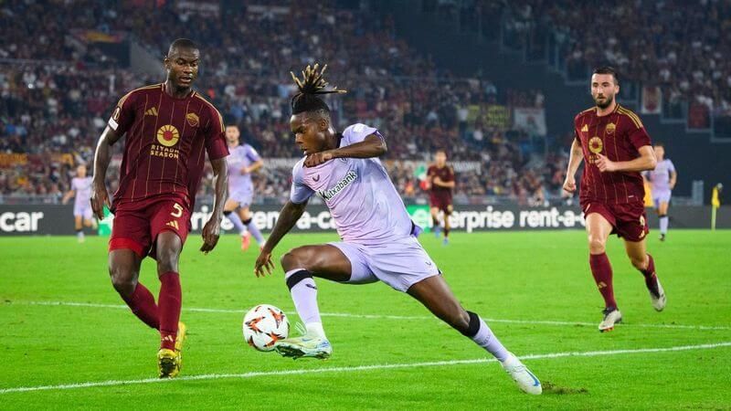  Nico Williams arranca en el Estadio Olímpico de Roma.