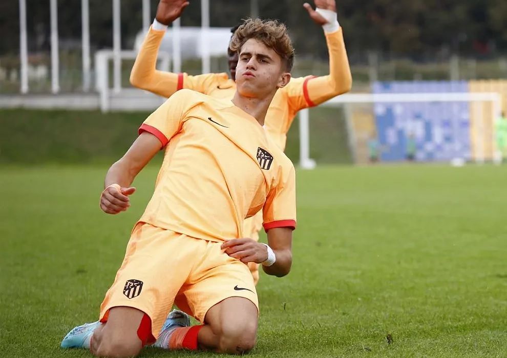  Adrián Niño celebra un gol con el juvenil del Atlético de Madrid.