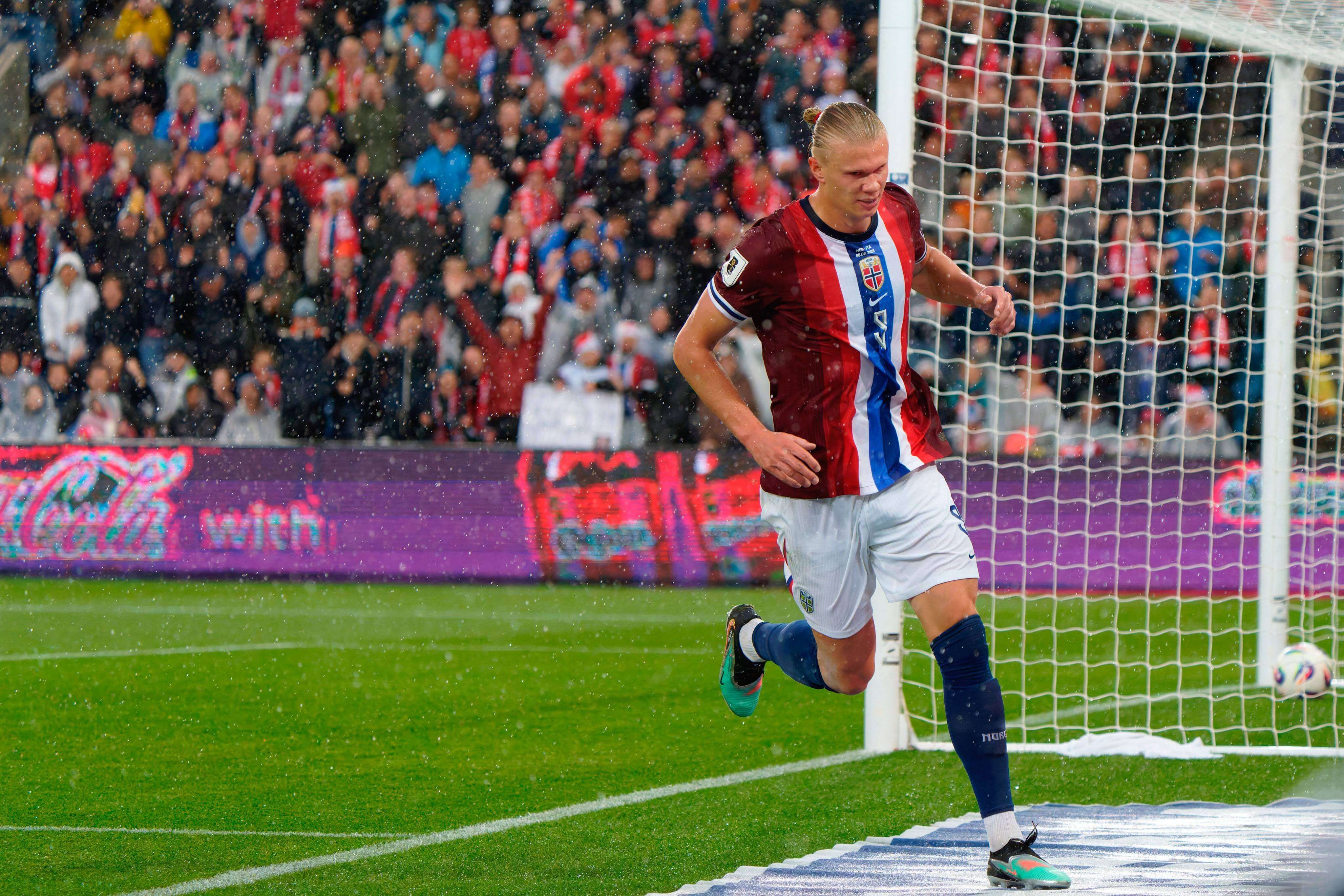 Erling Haaland celebra su gol en el Noruega-Italia.