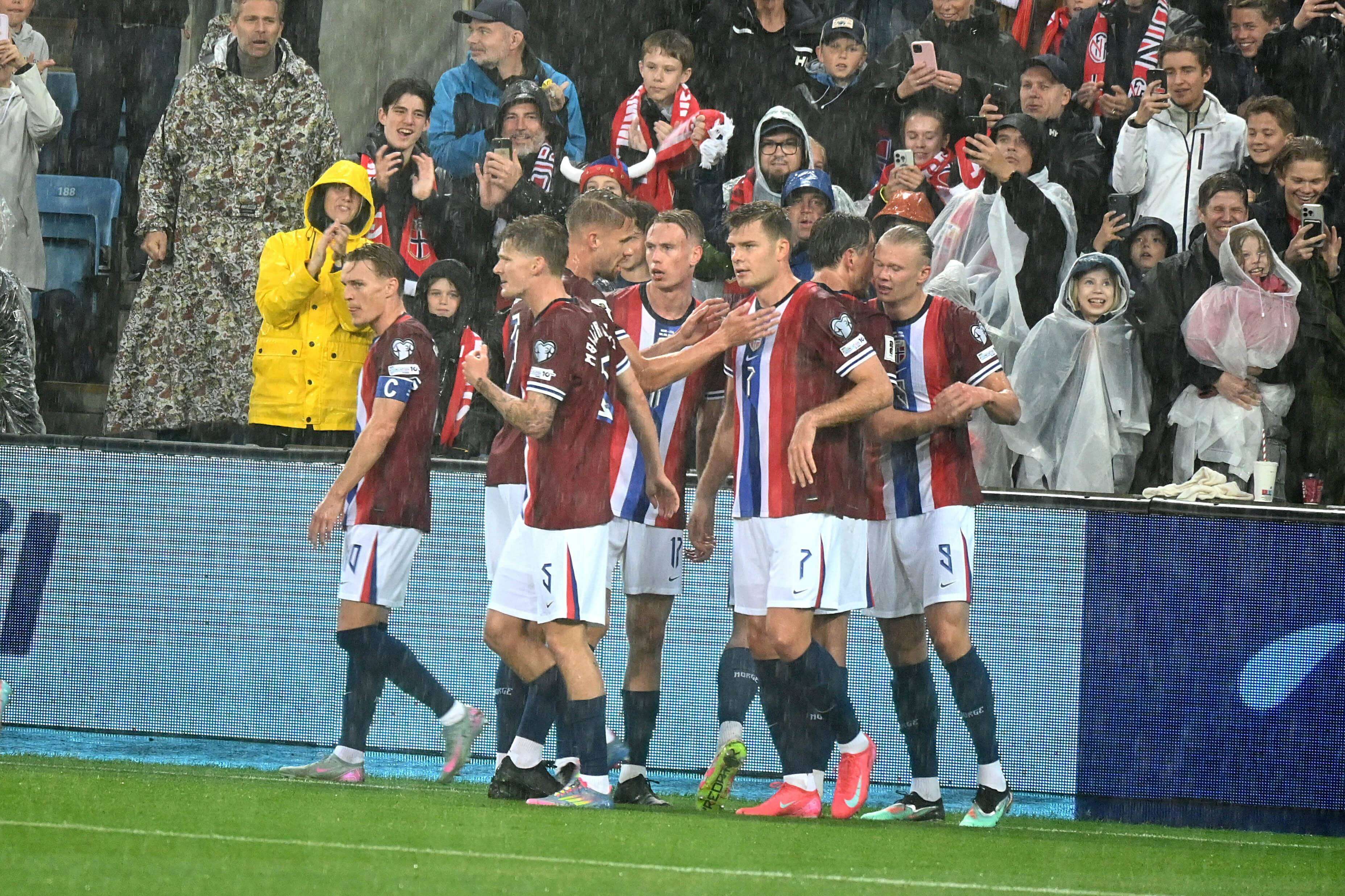Alexander Sorloth celebra su gol en el Noruega-Italia.