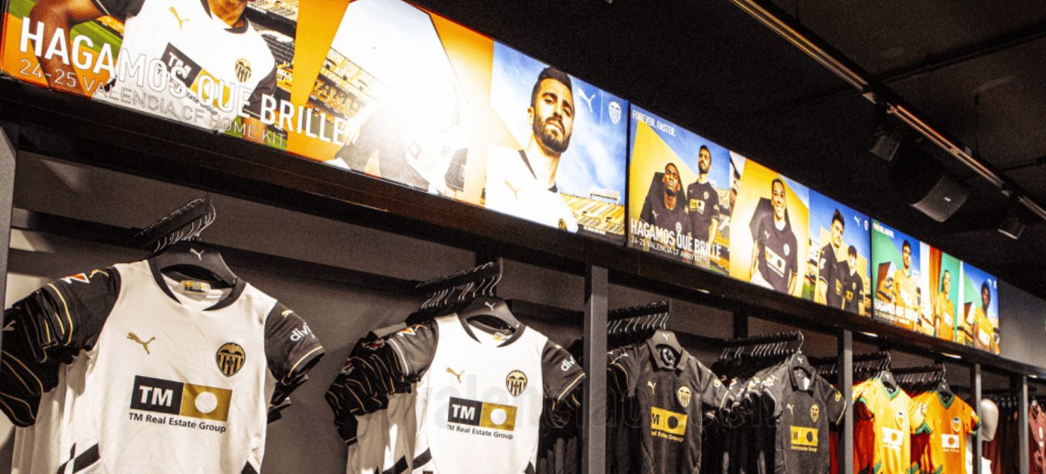  Nuevo color naranja del Valencia CF en la parte de arriba de los expositores.
