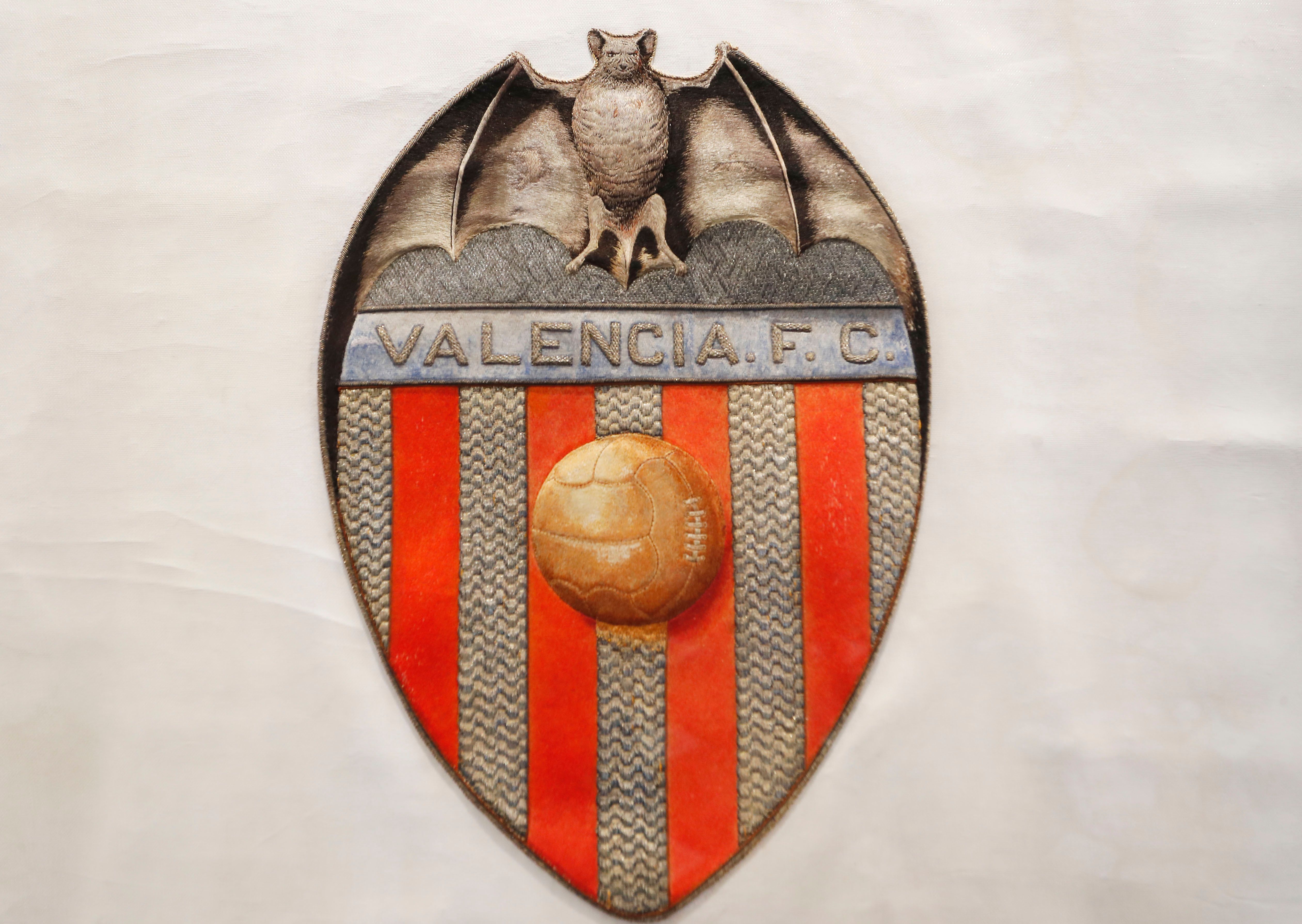  Nuevo Tour de Mestalla con la bandera fundacional.