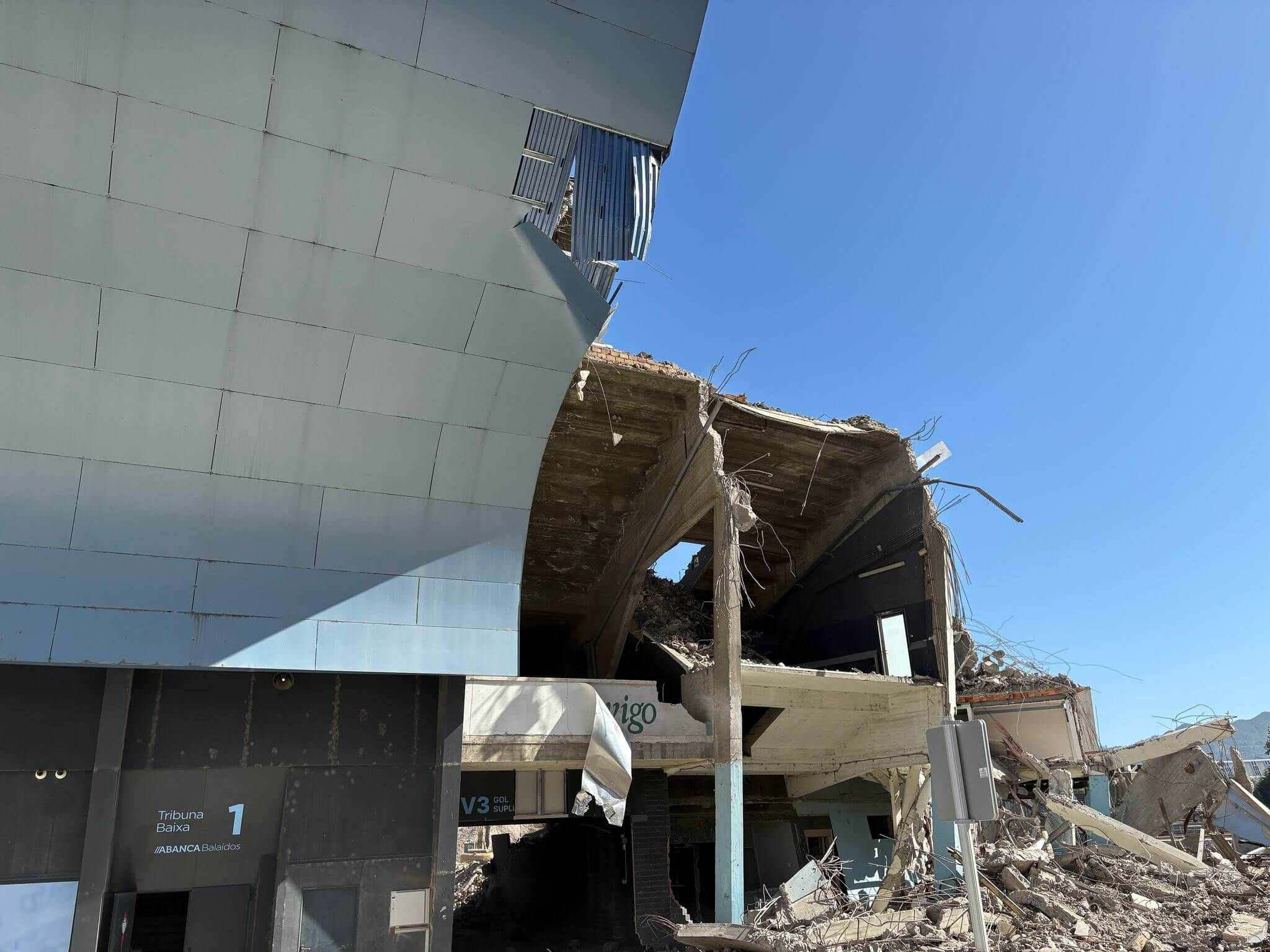  Obras de derribo de la grada de Gol de Balaídos.