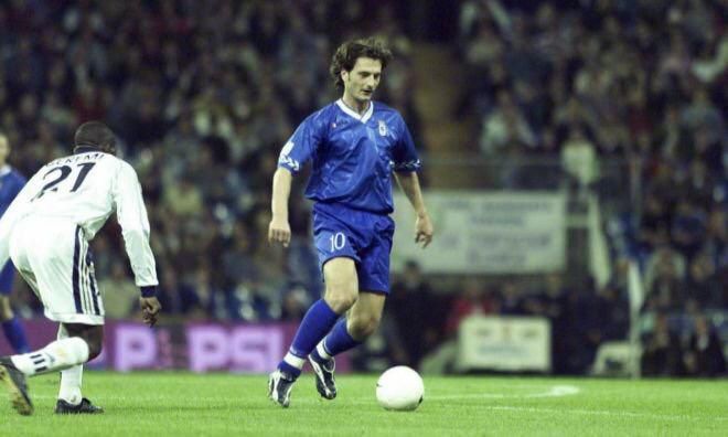  Peter Dubovsky con la camiseta del Real Oviedo.