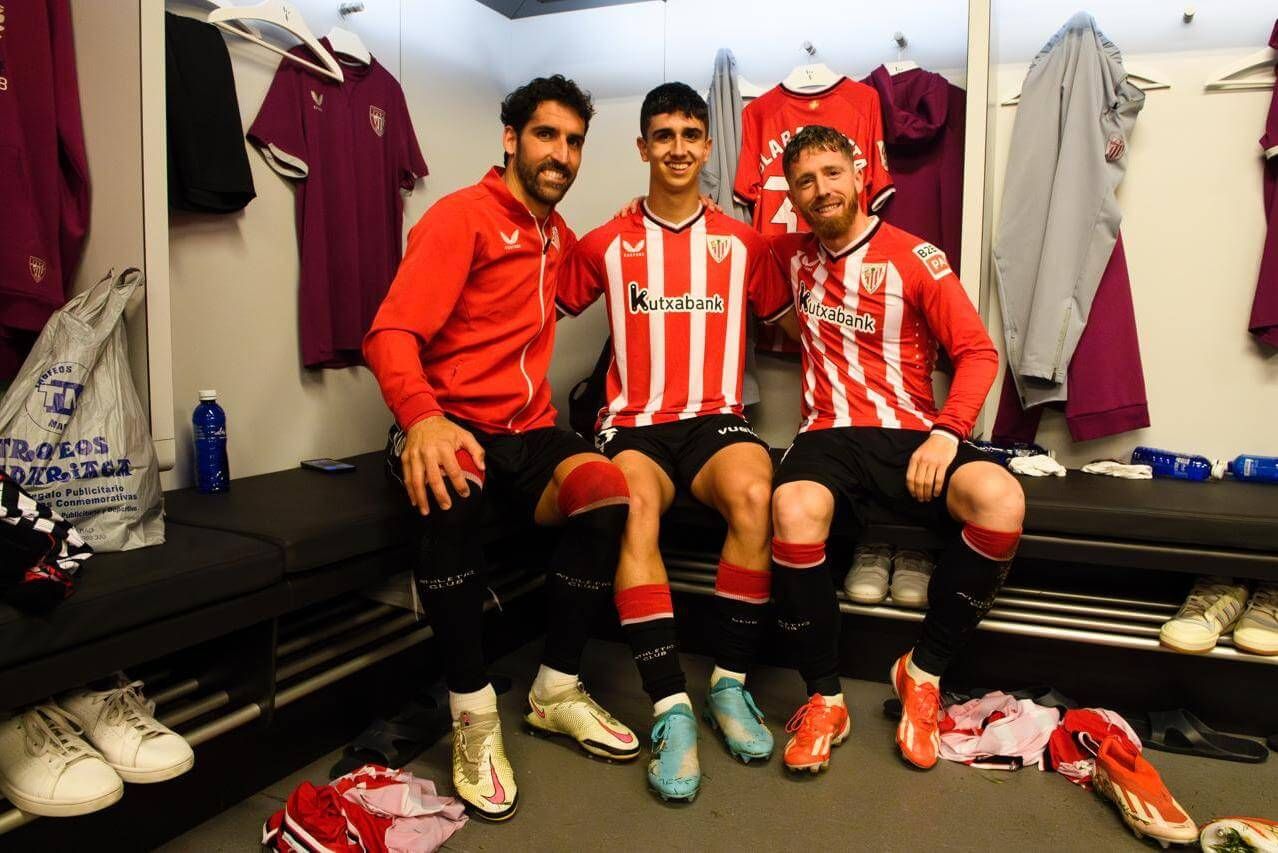  Aingeru Olabarrieta con Raúl García e Iker Muniain tras su debut como león en San Mamés; los dos navarros se despedían ese día.
