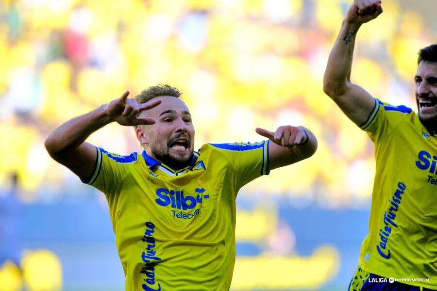  Ontiveros celebra su gol en el Cádiz - Eldense.