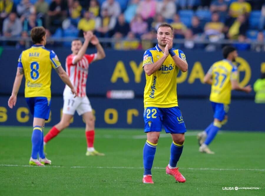  Ontiveros, durante el partido ante el Sporting.