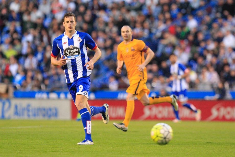  Oriol Riera, en su etapa como jugador del Dépor, con Iniesta de fondo.