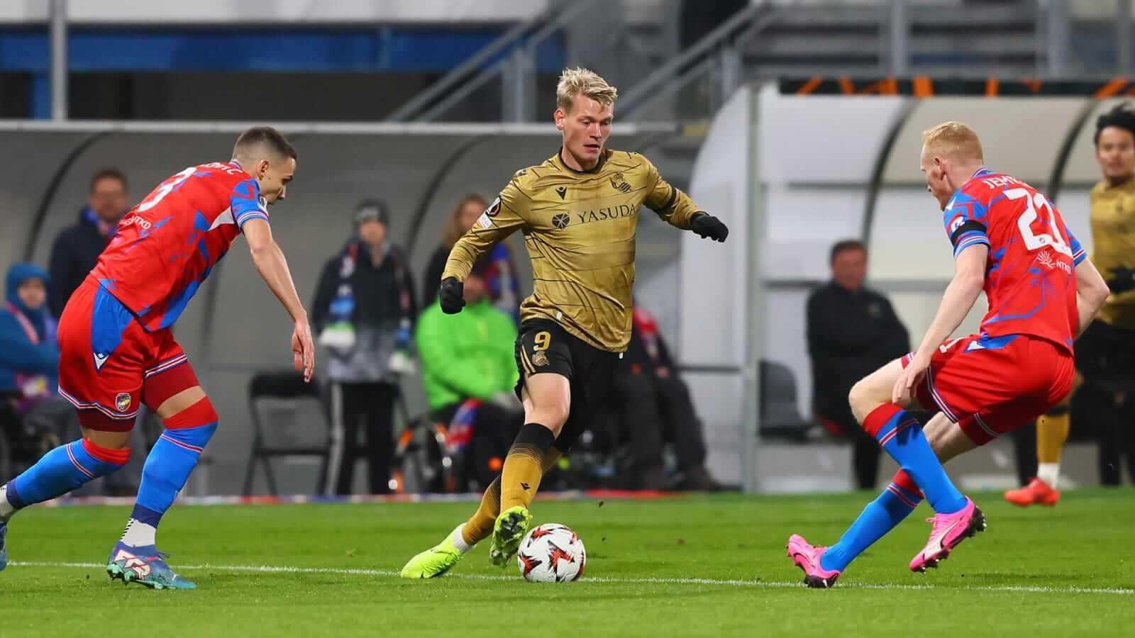 Orri Oskarsson conduce un balón en el Viktoria Plzen-Real Sociedad.