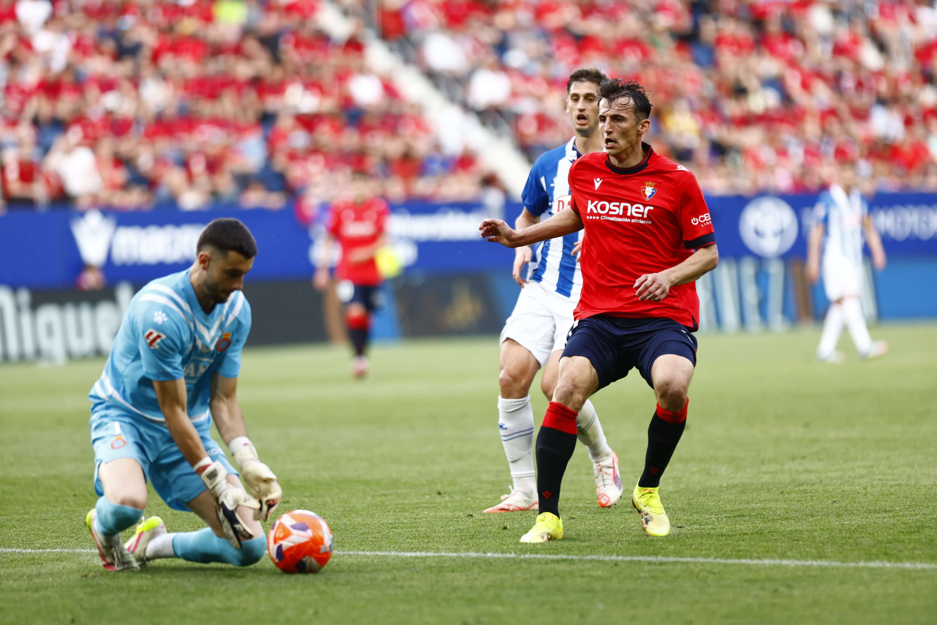 Joan García atrapa una ocasión de Ante Budimir en el Osasuna-Espanyol.
