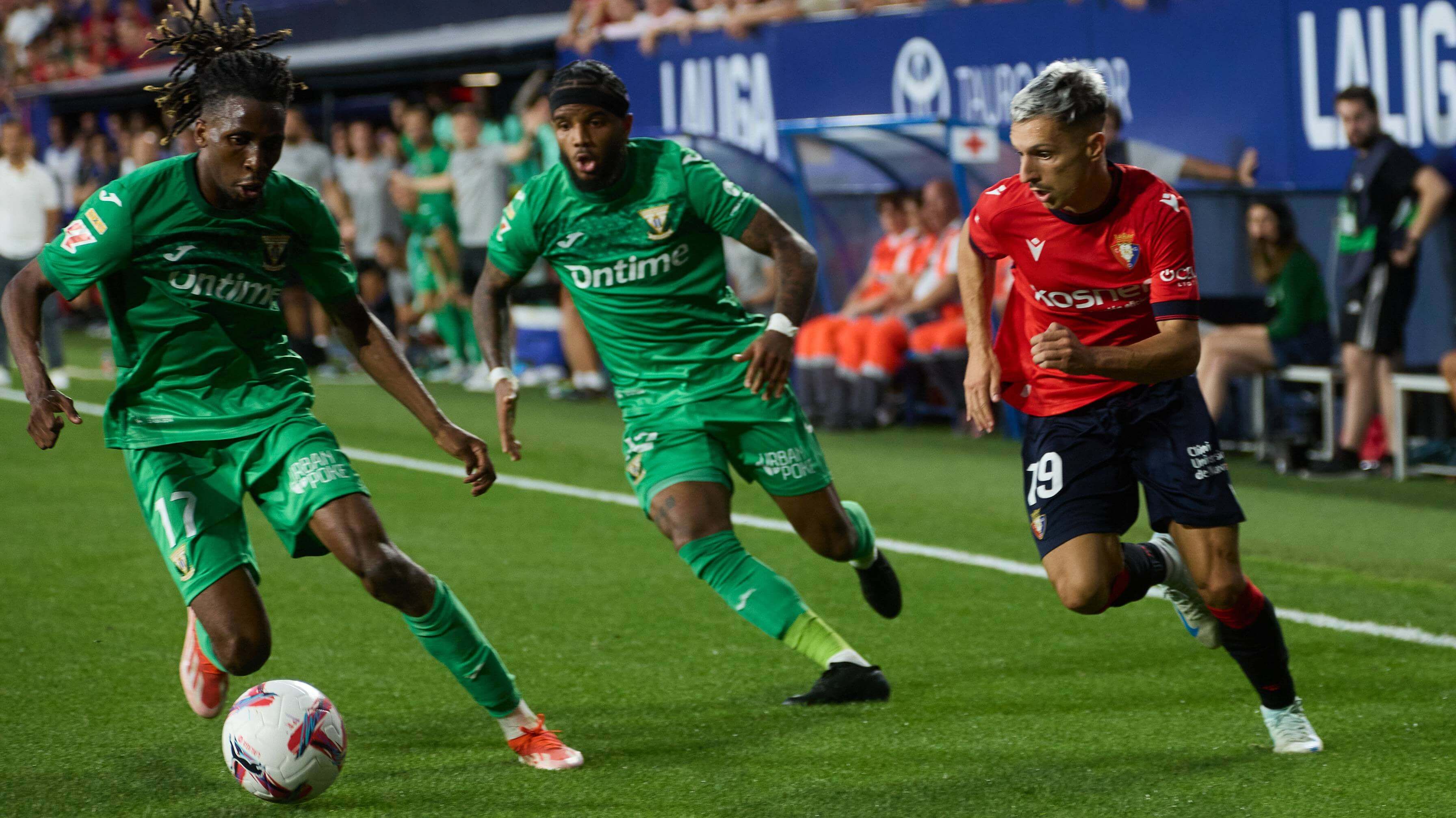 Yvan Neyou y Valentín Rosier defienden a Bryan Zaragoza en el Osasuna-Leganés