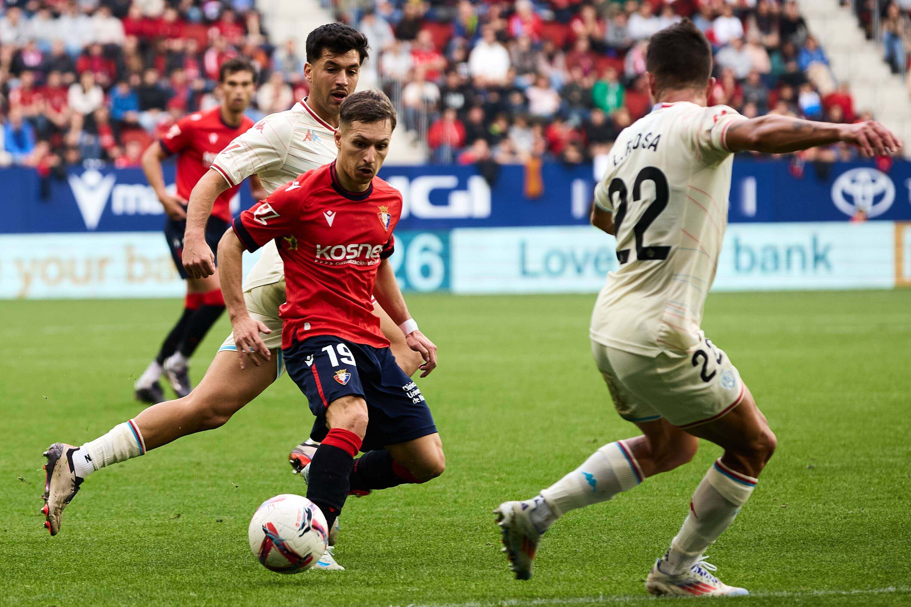  Bryan Zaragoza, en un partido de Osasuna (FOTO: Cordón Press).