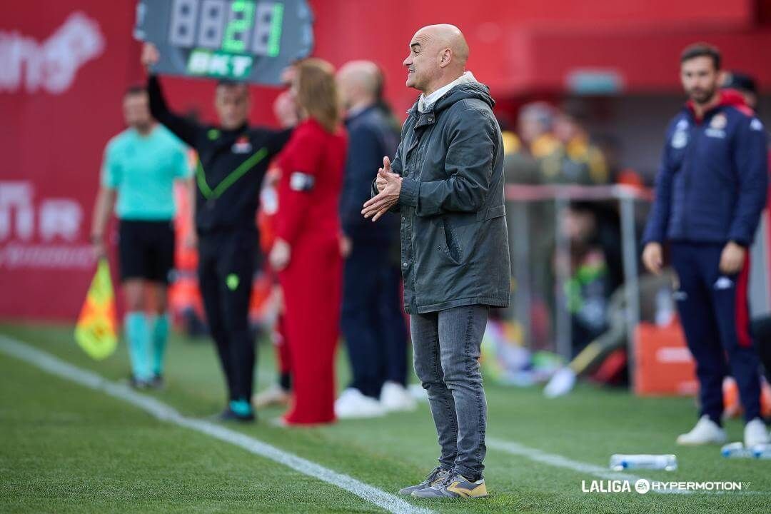  Óscar Gilsanz da instrucciones durante el Mirandés-Deportivo.