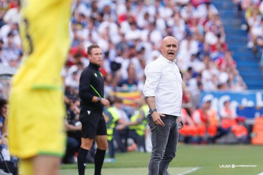  Óscar Gilsanz da indicaciones durante el Real Zaragoza-Deportivo.