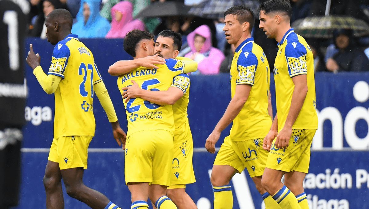 Óscar Melendo celebra su primer gol con el Cádiz.