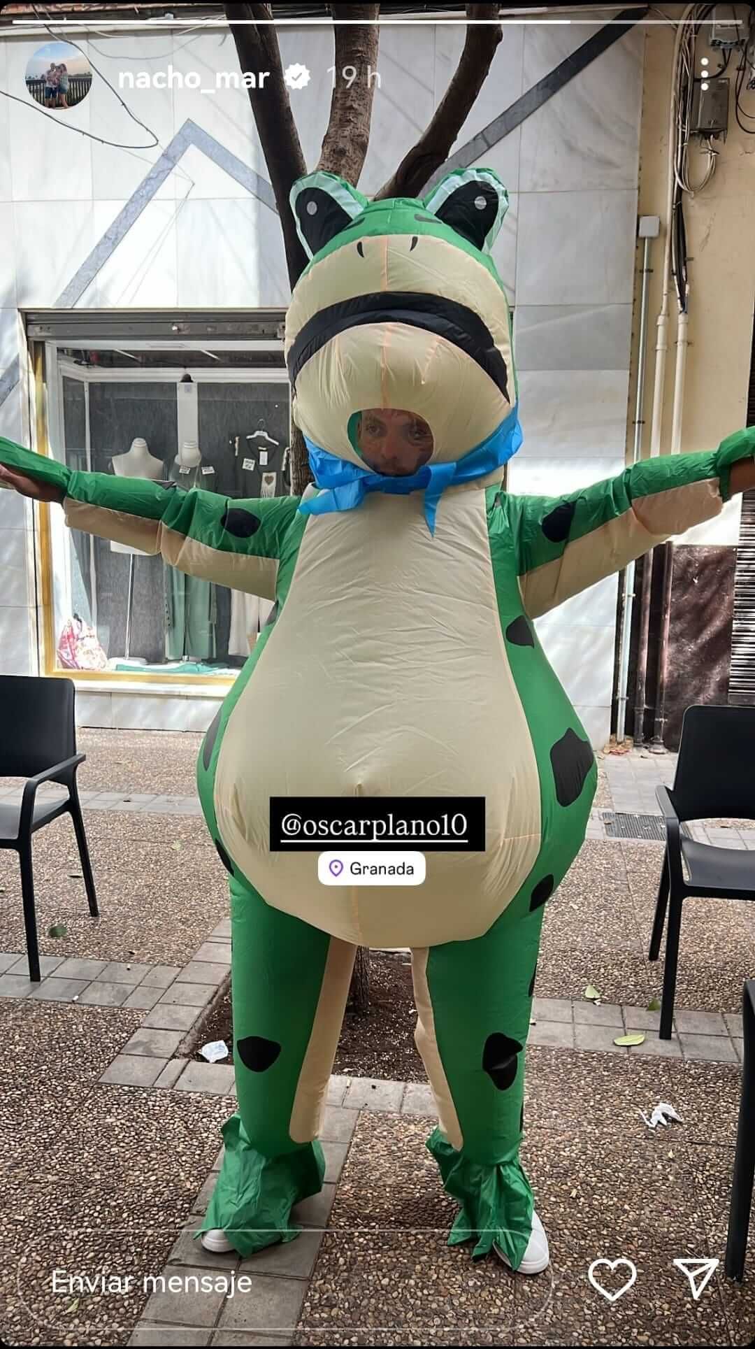  Óscar Plano vestido de rana durante su despedida de soltero.