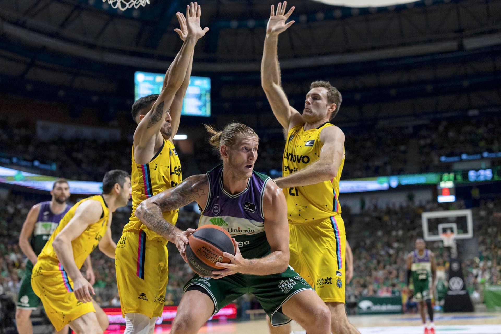  Dylan Osetkowski postea ante dos defensores del Tenerife.